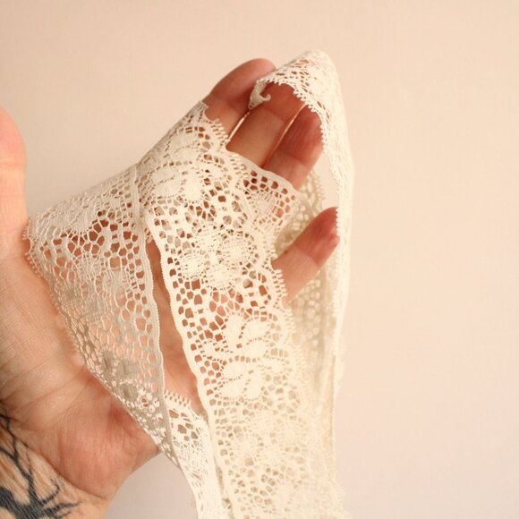 Vintage 1950s Lace Trim, Ivory 2 yard,  1.75" wide - Picture 5 of 10